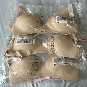 Brand New Victoria’s Secret Lightly Lined t-shirt Bra in Champagne 32b ONE LEFT